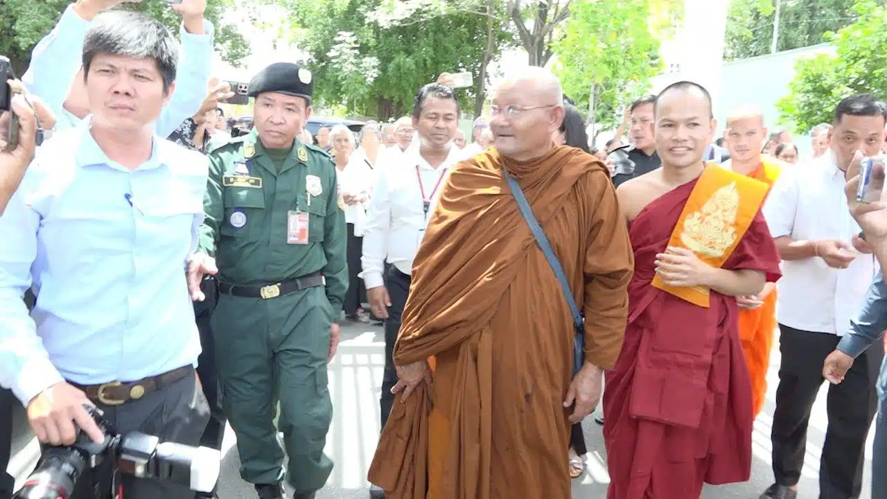 หลวงตาสุจ พระไทย ไปกัมพูชา