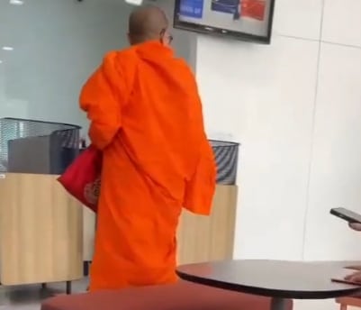 หลุดภาพคล้าย เจ้าอาวาสวัดม่วง โผล่ทำธุรรรมที่ธนาคาร ตร.เร่งตรวจสอบข้อมูล-1