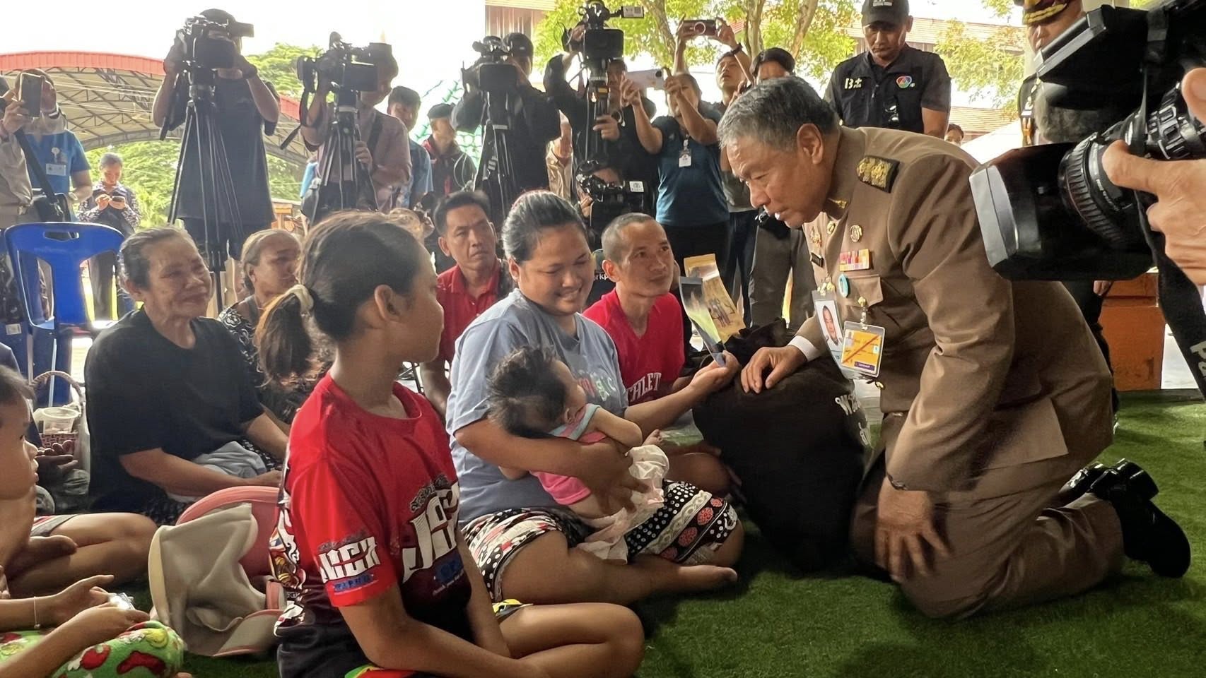 องคมนตรี นำสิ่งของพระราชทานมอบแก่ประชาชน
