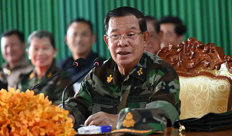 ภาพสมเด็จฯ ฮุน เซน ประธานวุฒิสภากัมพูชา กำลังกล่าวสุนทรพจน์ในที่ประชุม