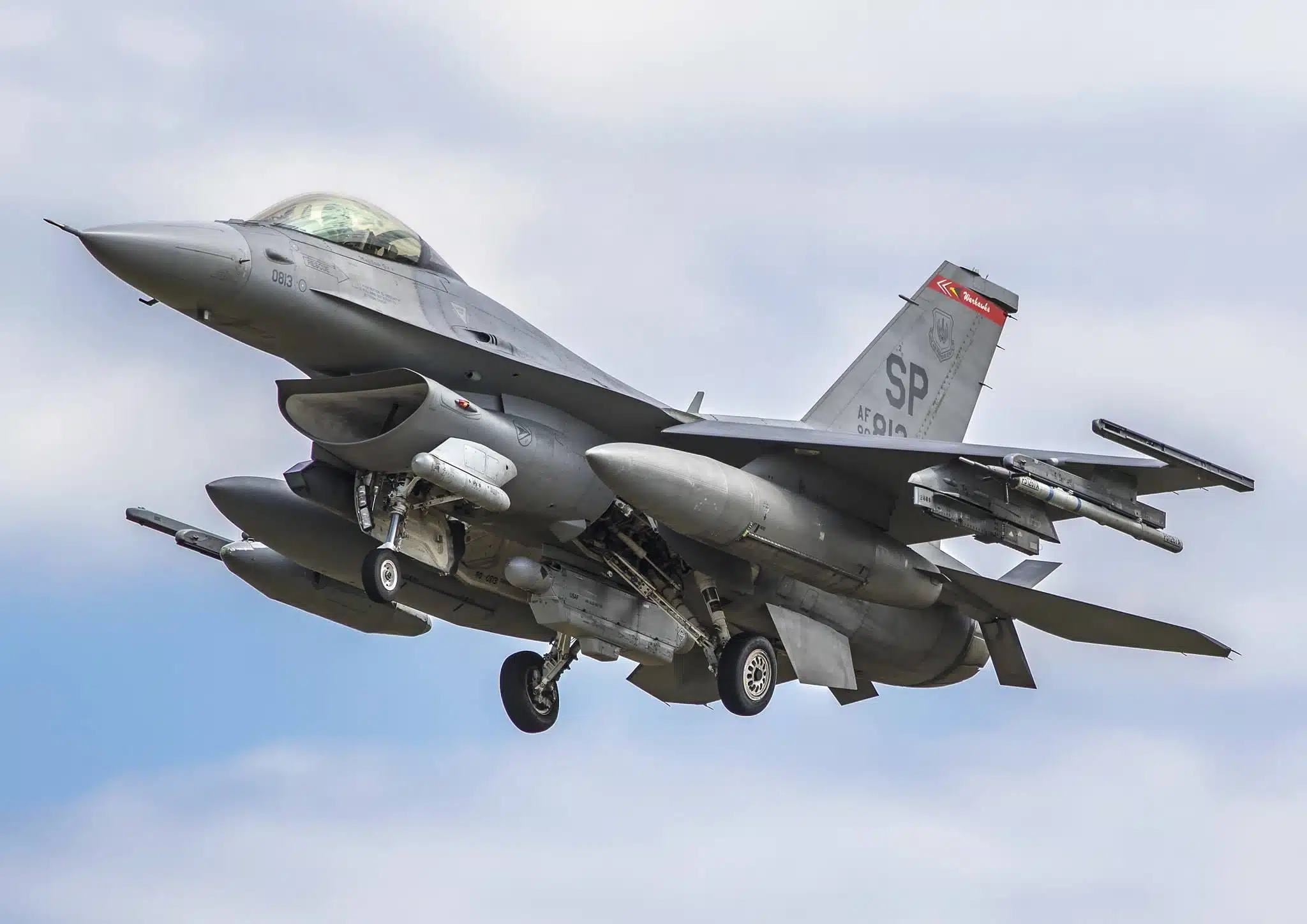 เครื่องบินขับไล่ F-16 Fighting Falcon กำลังบินอยู่บนท้องฟ้า