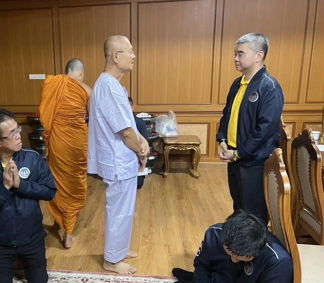 ภาพอดีตพระเทพพัชราภรณ์ กำลังพูดคุยกับเจ้าหน้าที่
