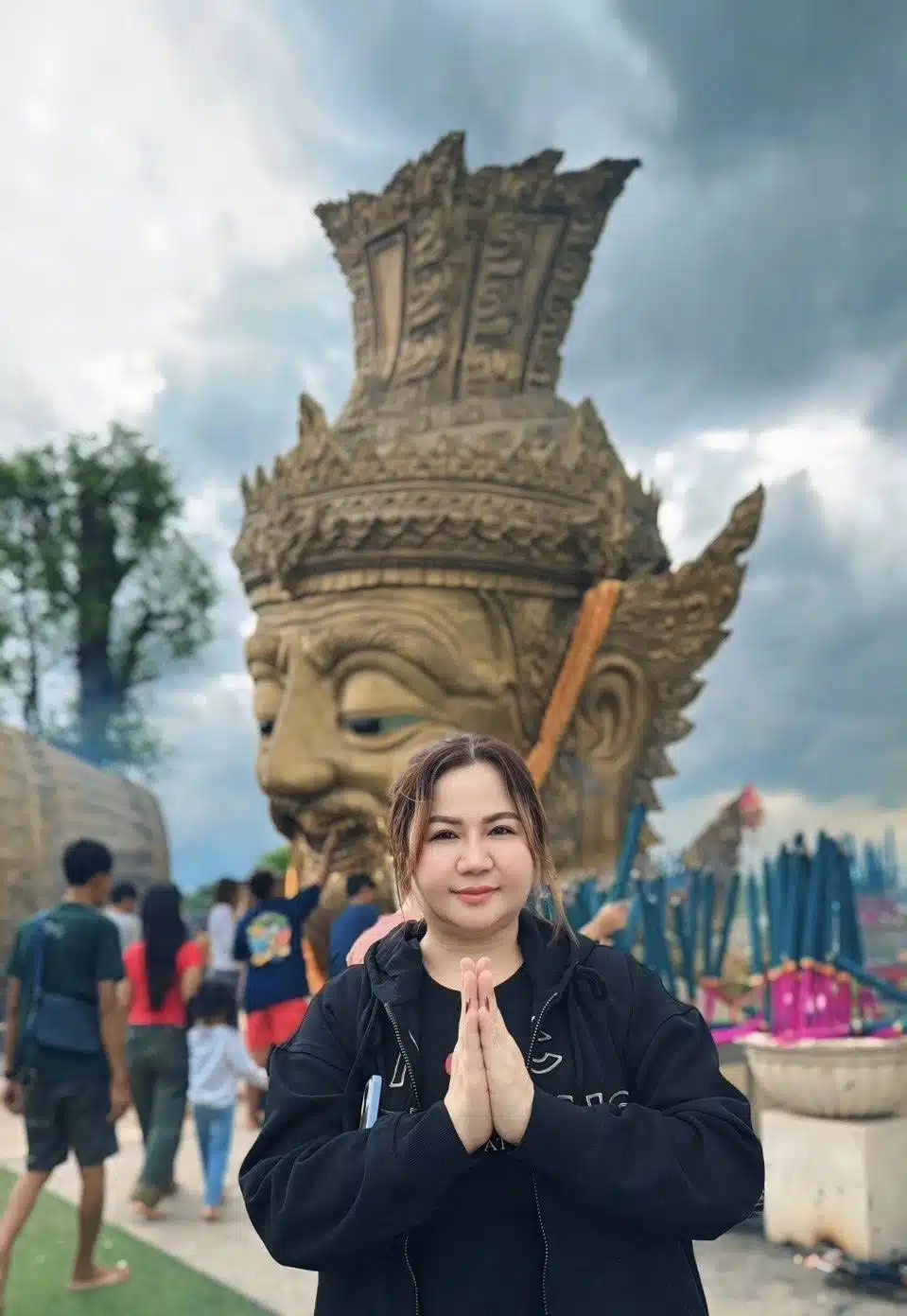 ภาพ เจ๊กุ้ง พารวย เซียนตัวเลขชื่อดัง ขณะกำลังทำพิธีหรือให้แนวทางเลขเด็ด