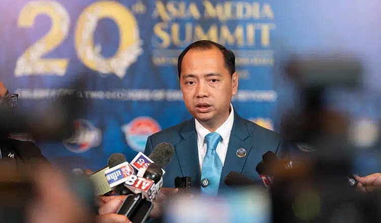 นายเนตร ภักตรา รัฐมนตรีว่าการกระทรวงข่าวสารของกัมพูชา กำลังให้สัมภาษณ์