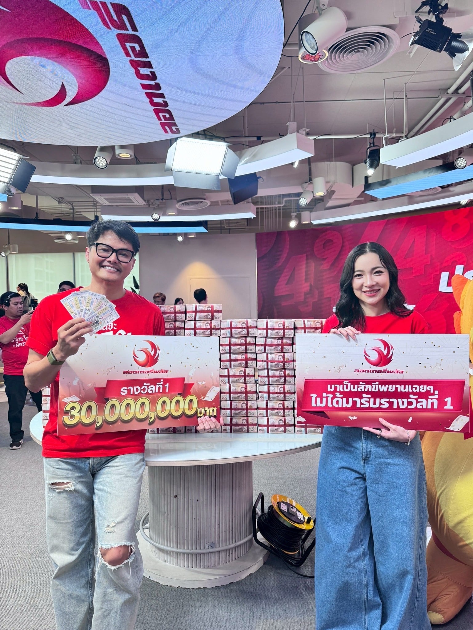 เศรษฐีใหม่ นครสวรรค์ ถูกรางวัลที่ 1 กับลอตเตอรี่พลัส 5 ใบ รับเงินก้อนคนเดียว 30 ล้าน-2