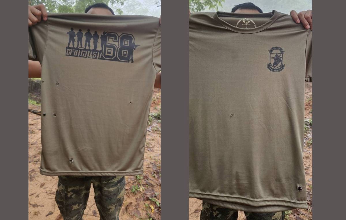 เสื้อทหารแนวหน้าที่มีรอยกระสุนของทหารเขมร