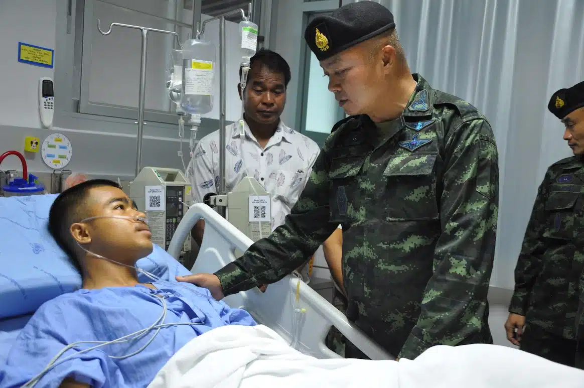 แม่ทัพภาค 2 สั่งปูนบำเหน็จเลื่อนยศ พลทหาร เหยียบกับระเบิดขาขาด