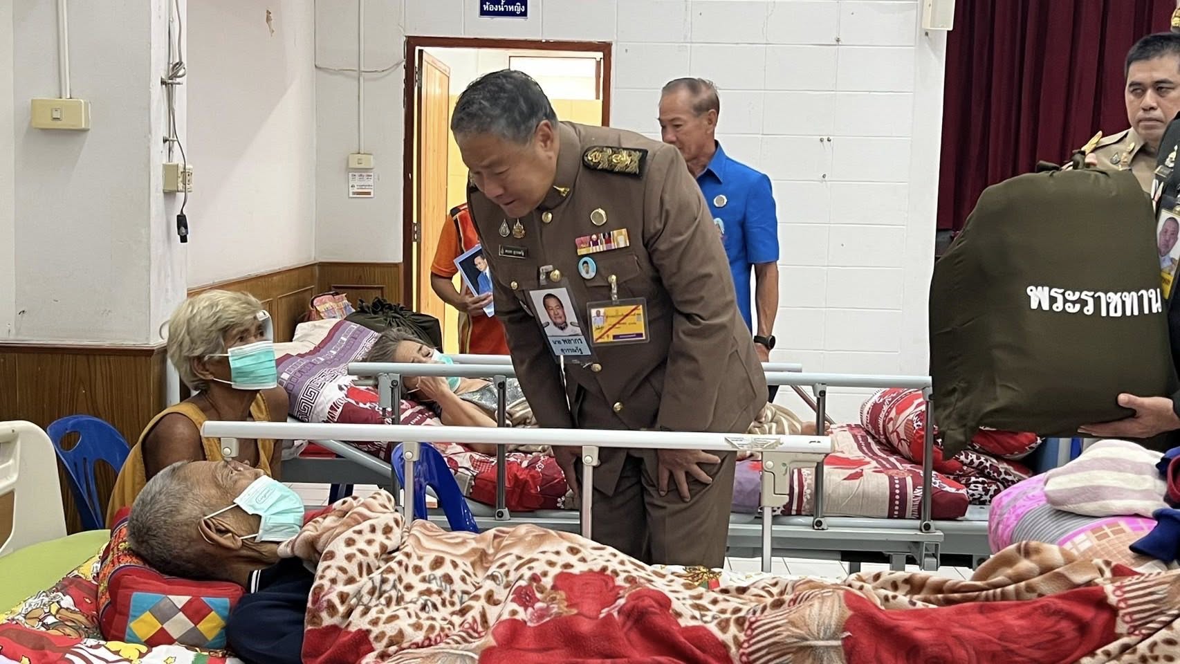 ในหลวงมอบหมายองคมนตรีเป็นตัวแทนพระราชทานสิ่งของ