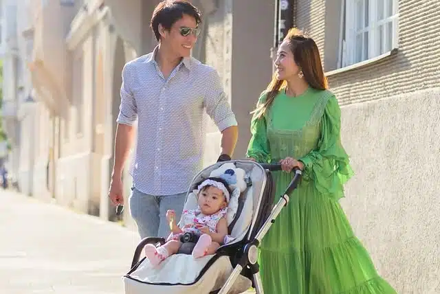 ภาพครอบครัวอบอุ่นของ ไฮโซน้ำหวาน พัสวี และนาวิน ต้าร์ พร้อมด้วยลูกๆ