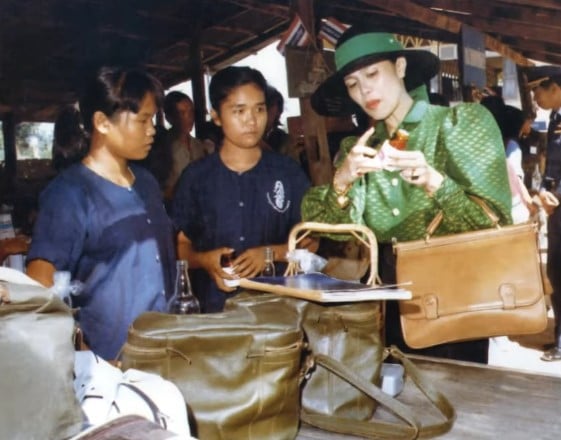 สมเด็จพระนางเจ้าสิริกิติ์ พระบรมราชินีนาถ พระบรมราชชนนีพันปีหลวงช่วยฝึกสอนอาชีพ