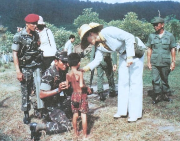 สมเด็จพระนางเจ้าสิริกิติ์ พระบรมราชินีนาถช่วยผู้อพยพ