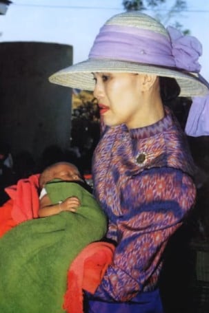 สมเด็จพระนางเจ้าสิริกิติ์ พระบรมราชินีนาถ พระบรมราชชนนีพันปีหลวงอุ้มทารกชาวกัมพูชา