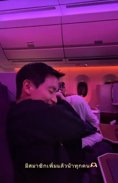 เจมส์ จิรายุ กอดโฟมบนเครื่องบินหลังทราบว่าท้องแล้ว