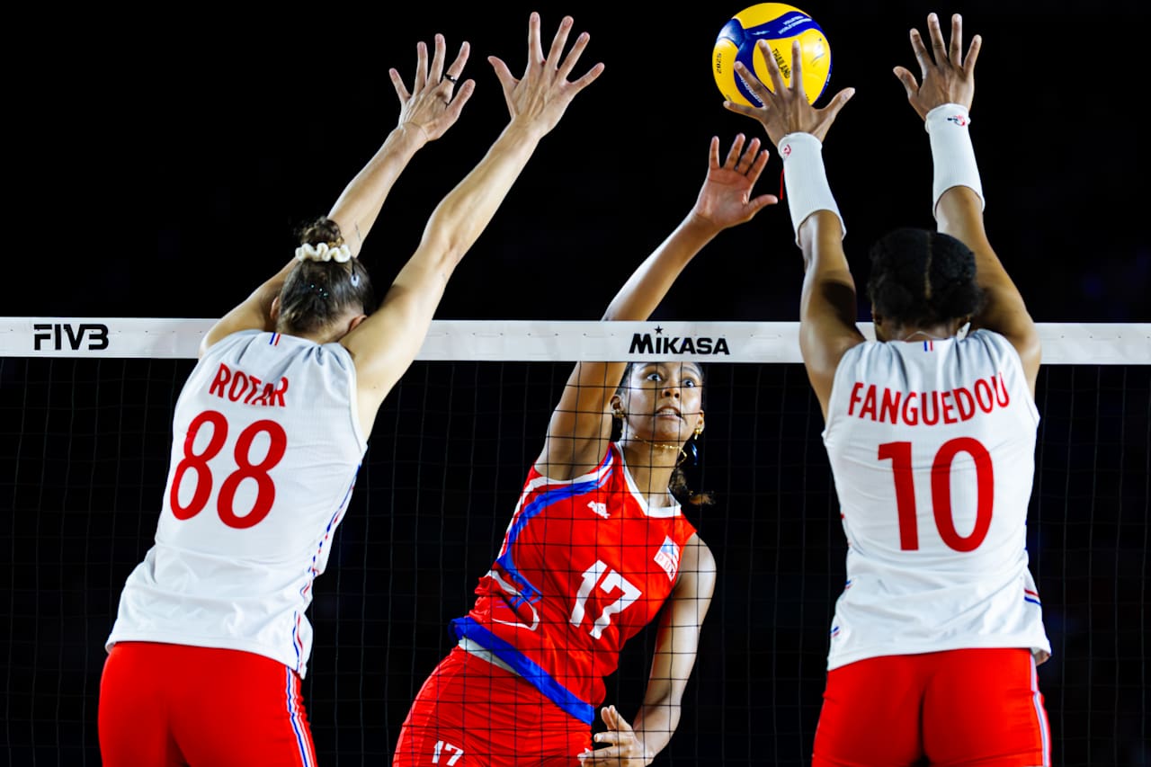 สรุปผลการแข่งขันวอลเลย์บอลหญิงชิงแชมป์โลก 2025 ประจำคืนวันอาทิตย์ที่ 24 สิงหาคม ทีมเต็งอย่าง อิตาลี, สหรัฐอเมริกา, เนเธอร์แลนด์ และเจ้าภาพไทย ต่างเก็บชัยชนะได้ตามคาด ขณะที่ บราซิล ต้องออกแรงถึง 5 เซตกว่าจะเฉือนฝรั่งเศส