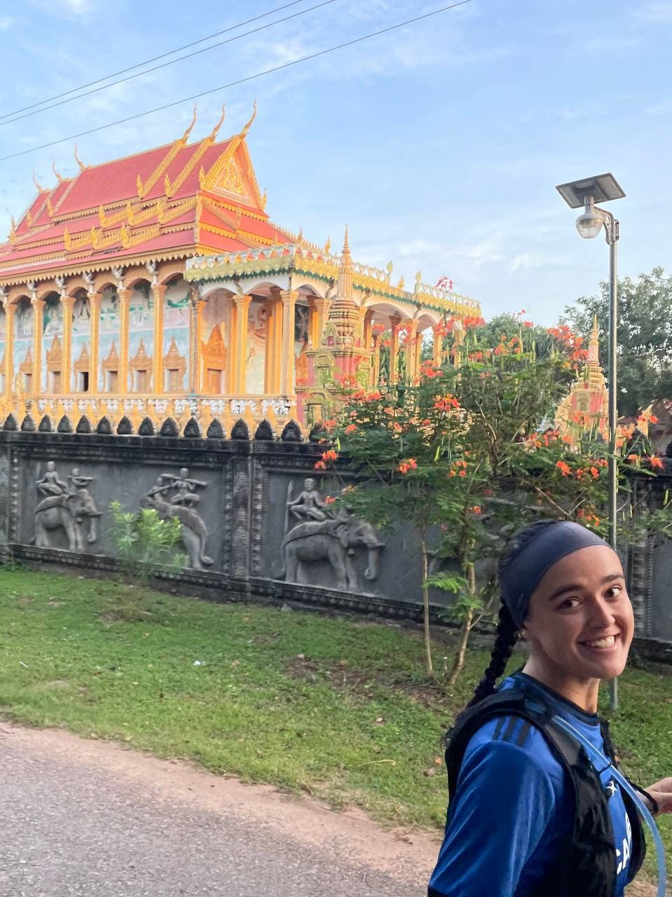 ใจสลาย สาวฝรั่งเศสตั้งเป้าเดินทาง 10,285 กม. ไปกัมพูชาด้วยการโบกรถ ปฏิเสธการขึ้นเครื่องบิน ระดมทุน NGO ช่วยประเทศยากจน สุดท้ายพบเป็นศพที่นครวัด