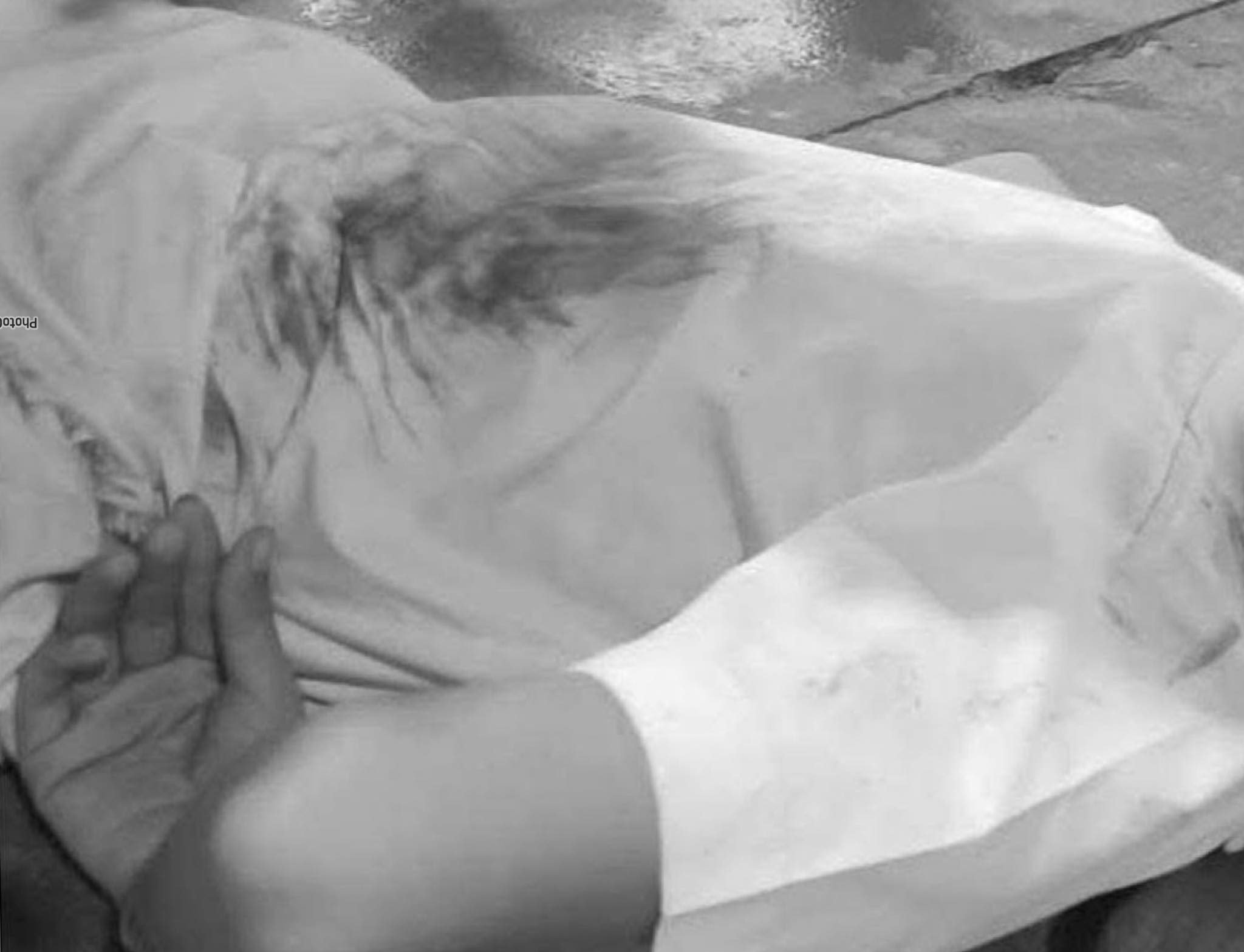 นักเรียนชายคนหนึ่งนอนคว่ำหน้าอยู่บนพื้น หลังถูกรถกระบะเหยียบกลางหลัง