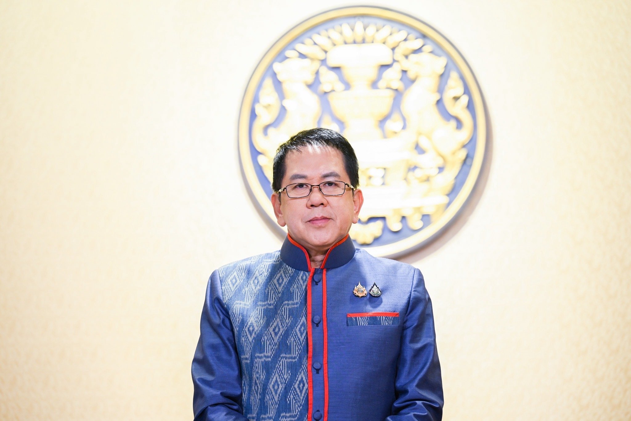 ายจิรายุ ห่วงทรัพย์ กำลังแถลงข่าวประเด็นทุ่นระเบิดชายแดนไทย-กัมพูชา