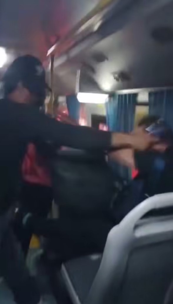 ชายคลั่งต่อยผู้โดยสาร