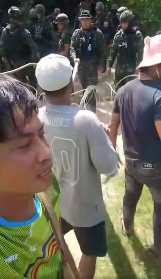 กลุ่มชาวบ้านกัมพูชากำลังยืนประท้วงการล้อมรั้วของเจ้าหน้าที่ไทย