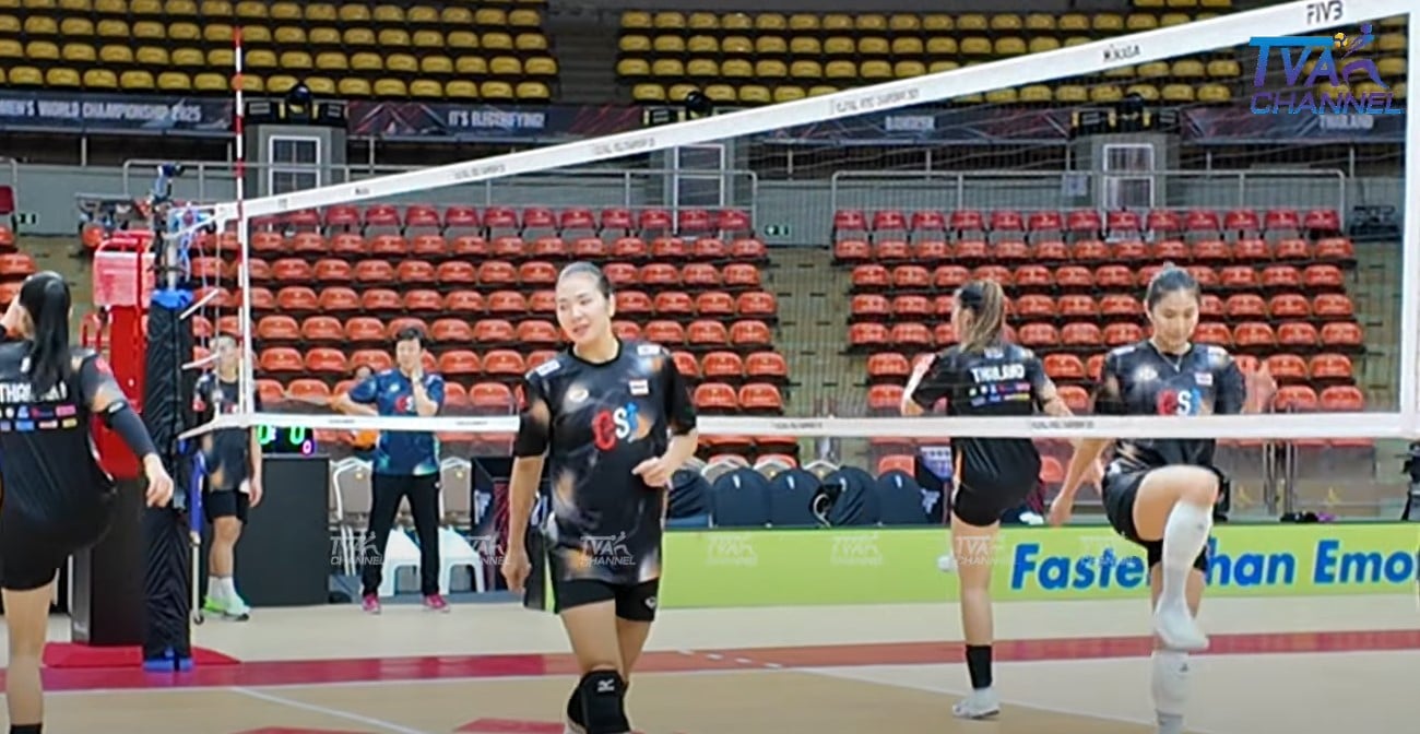 นักกีฬาวอลเลย์บอลหญิงทีมชาติไทยกำลังฝึกซ้อมในสนาม