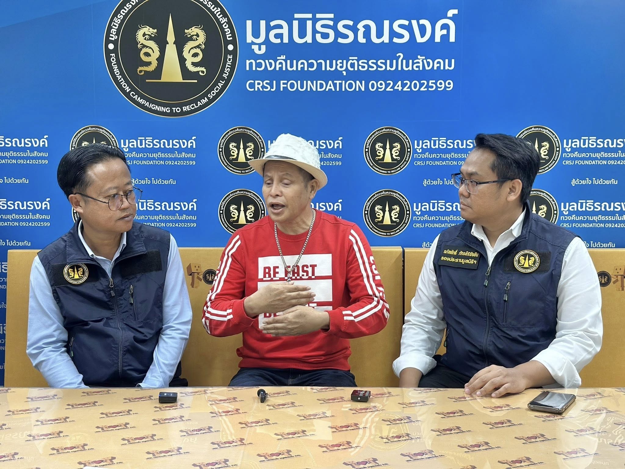 นักร้องลูกทุ่ง สุขสันต์ วันสว่าง ขณะชี้แจงที่มูลนิธิฯ
