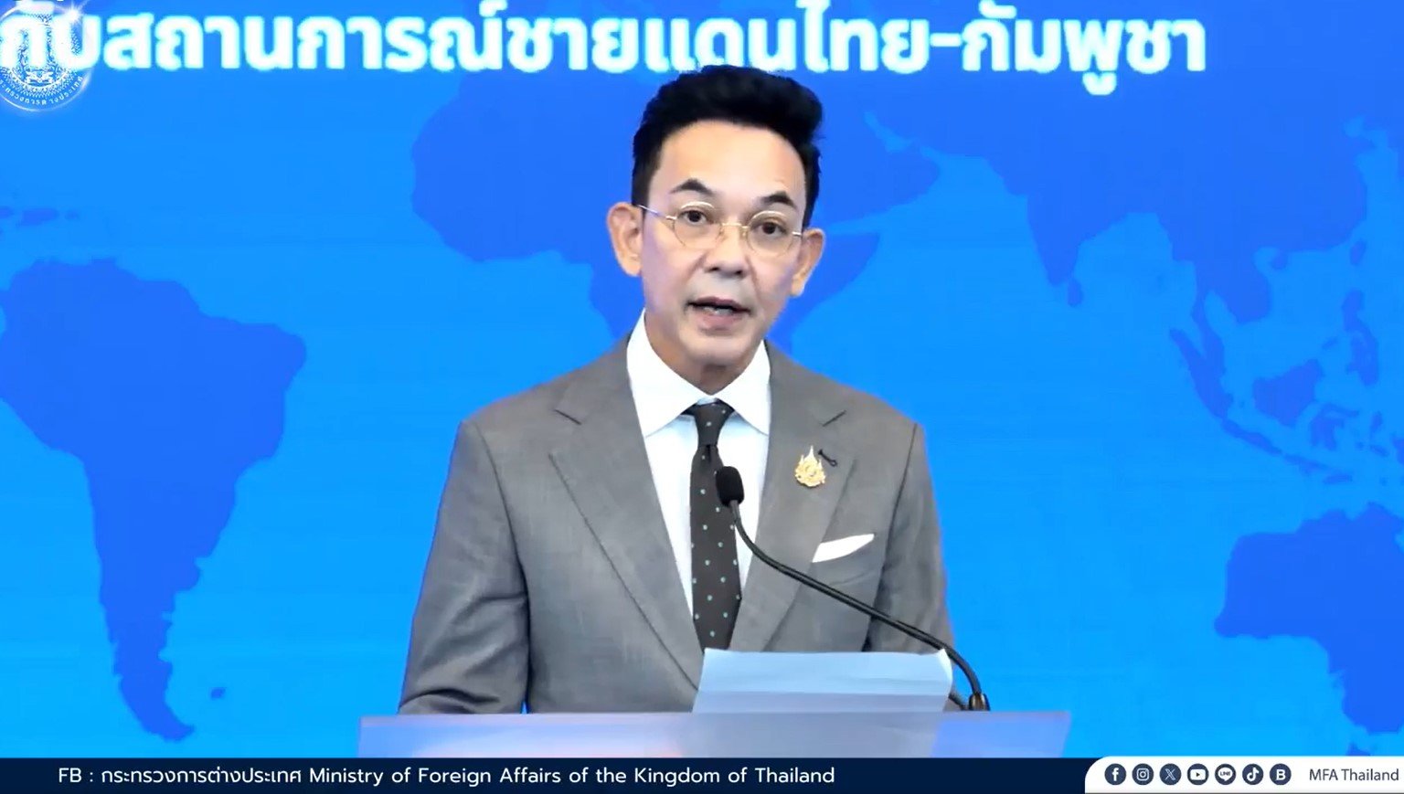 นายนิกรเดช โฆษกกระทรวงการต่างประเทศ กำลังแถลง