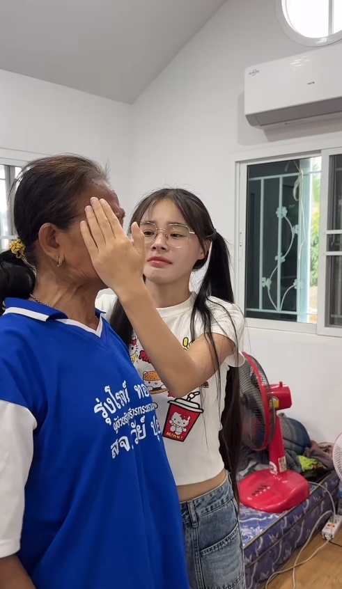 น้องเต้าหู้ ให้กำลังใจครอบครัว พลทหารธีรยุทธ มอบเงินสด-ของใช้ ทำคนไทยใจฟู-2