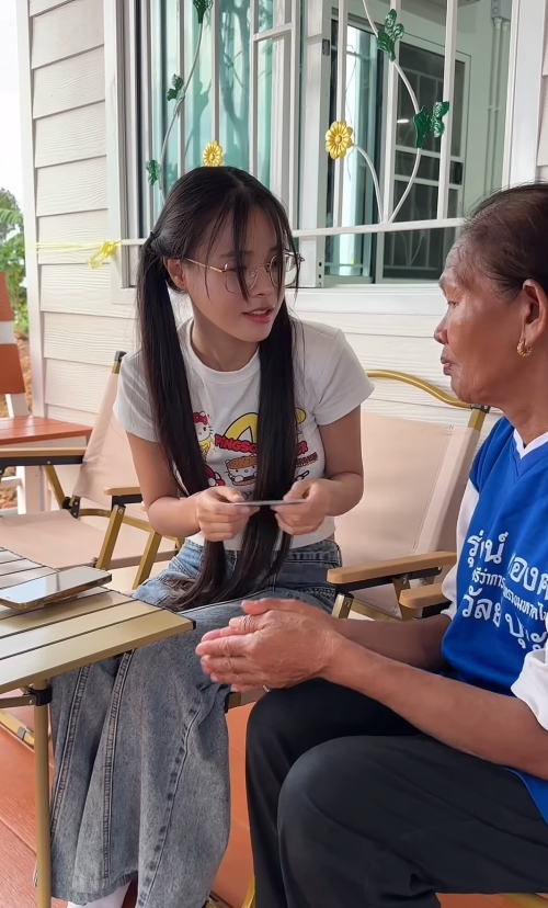 น้องเต้าหู้ ให้กำลังใจครอบครัว พลทหารธีรยุทธ มอบเงินสด-ของใช้ ทำคนไทยใจฟู-4