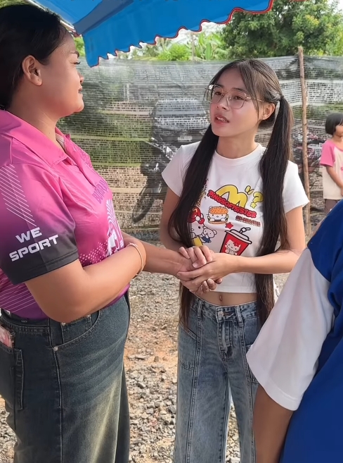 น้องเต้าหู้ ให้กำลังใจครอบครัว พลทหารธีรยุทธ มอบเงินสด-ของใช้ ทำคนไทยใจฟู-5