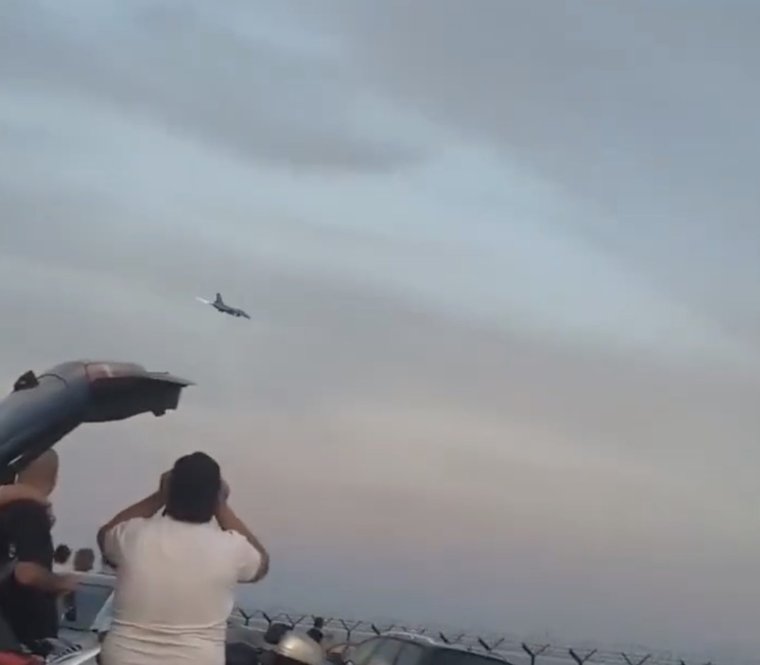 สลด เครื่องบินรบ F-16 โปแลนด์ พลาดท่าขณะซ้อมบินผาดแผลง ตกกระแทกพื้นไฟลุกท่วม นักบินเสียชีวิต