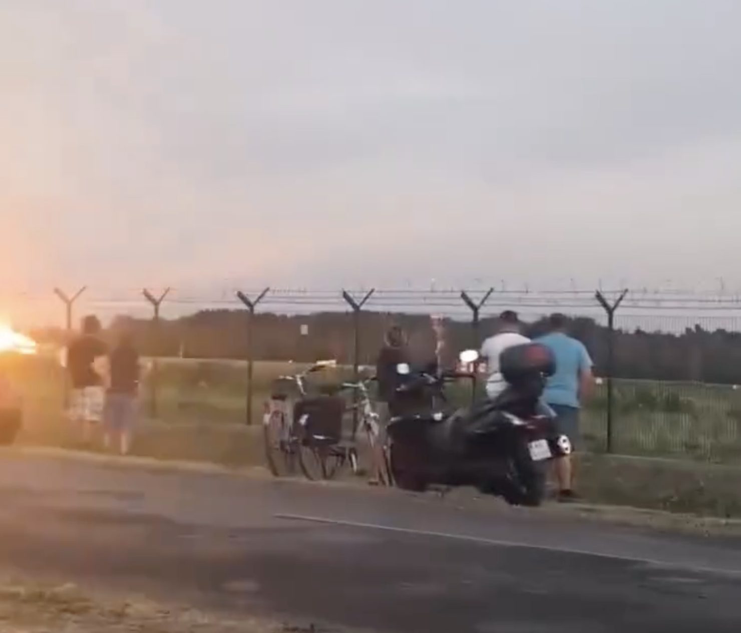 สลด เครื่องบินรบ F-16 โปแลนด์ พลาดท่าขณะซ้อมบินผาดแผลง ตกกระแทกพื้นไฟลุกท่วม นักบินเสียชีวิต