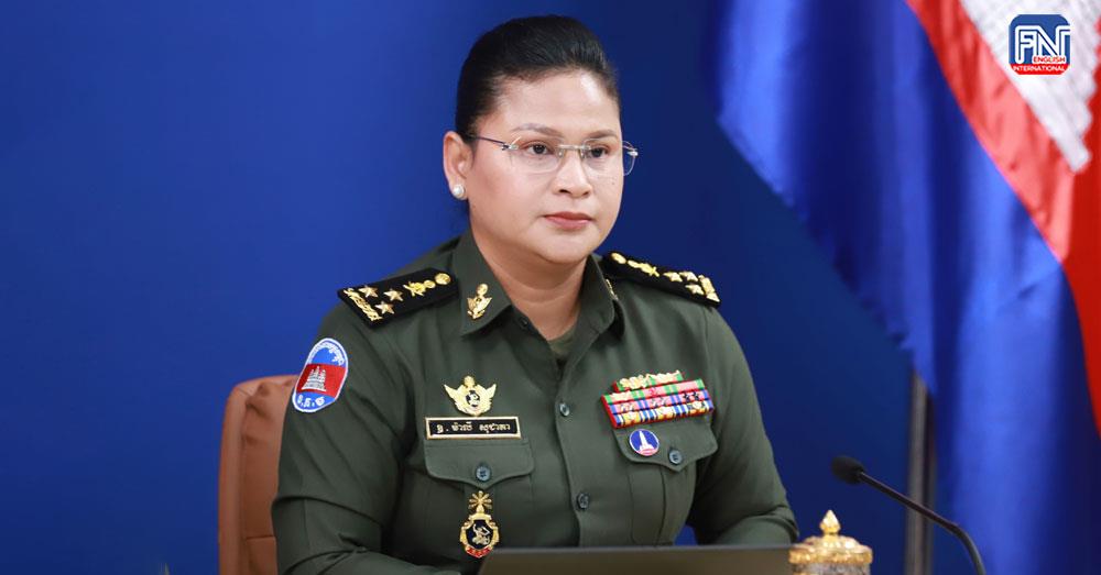 พลโทหญิง มาลี โสเจียตา โฆษกกระทรวงกลาโหมกัมพูชา กำลังแถลงข่าว