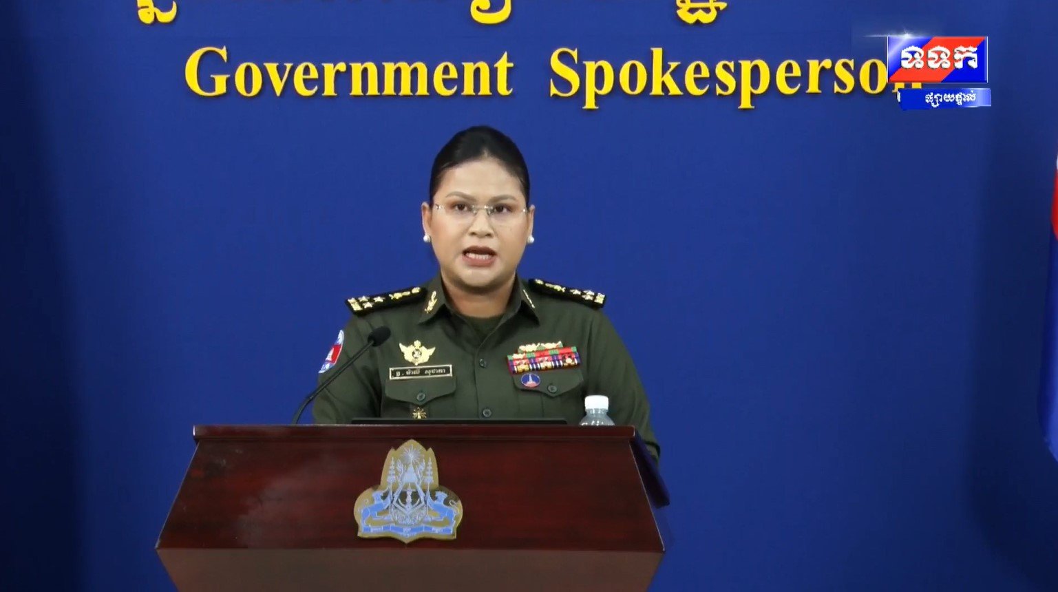 พล.ท.หญิง มาลี โสเจียตา โฆษกกระทรวงกลาโหมกัมพูชา กำลังแถลงข่าว