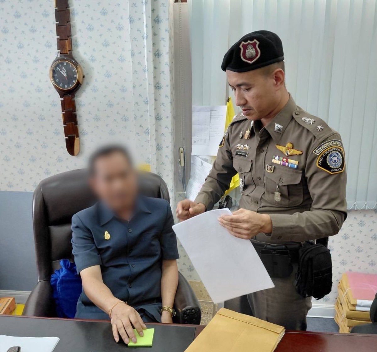 ว่าที่ ร.อ.วัทธิกร (สงวนนามสกุล) เจ้าหน้าที่ระดับสูงขององค์การบริหารส่วนจังหวัด (อบจ.) มุกดาหาร พร้อมของกลางเป็นเงินสด 200,000 บาท