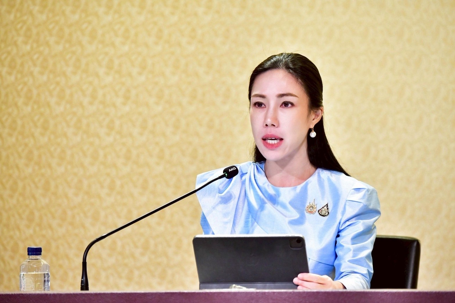 นางสาวศศิกานต์ วัฒนะจันทร์ รองโฆษกประจำสำนักนายกรัฐมนตรี กำลังแถลงข่าว