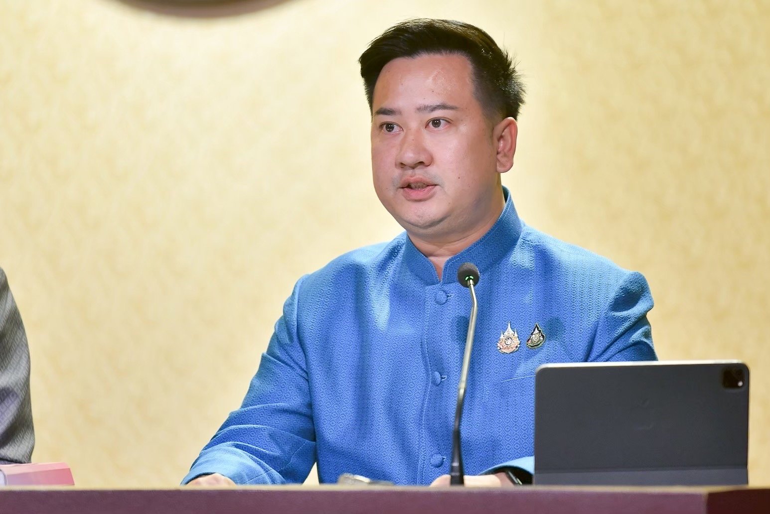 นายอนุกูล พฤกษานุศักดิ์ รองโฆษกประจำสำนักนายกรัฐมนตรี กำลังแถลงข่าว