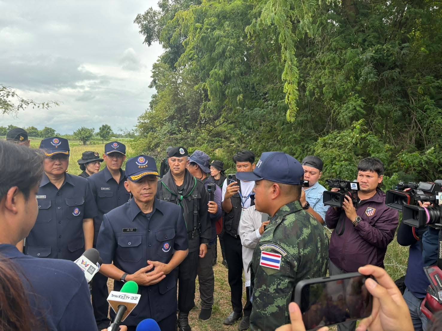 พลเอกมนัส จันดี เสนาธิการทหาร กำลังรับฟังการบรรยายสรุปจากกองกำลังบูรพา
