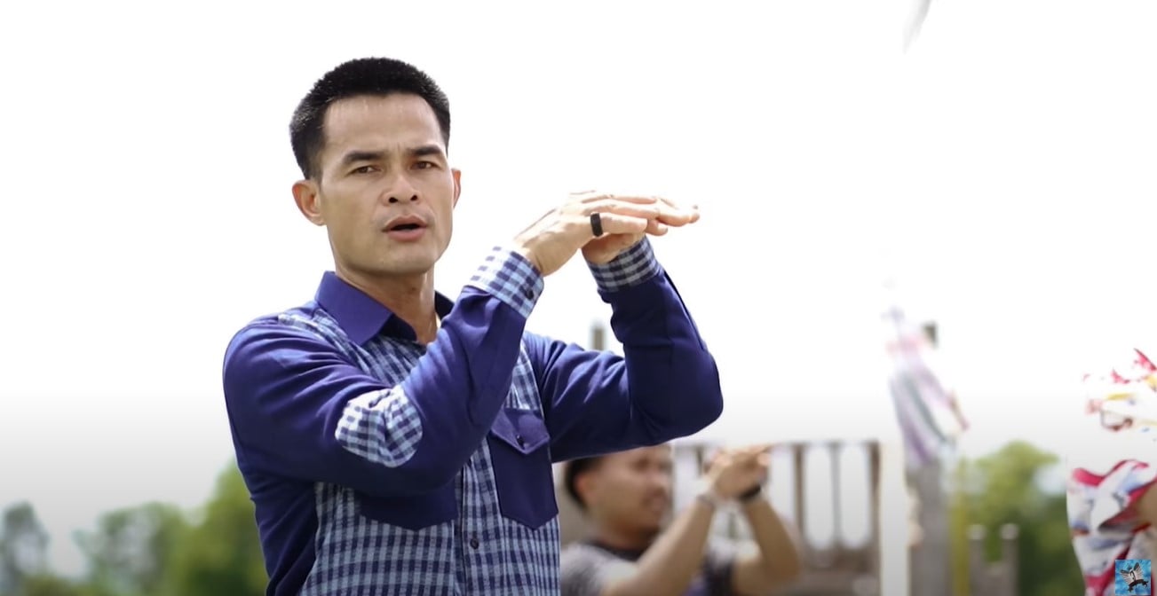 นายไชย์พล วิภา หรือ ลุงพล ขณะถ่ายทำมิวสิกวิดีโอ