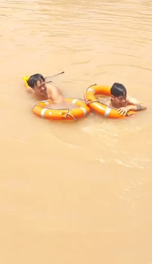 สองพนักงานเรือช่วยหญิงท้อง