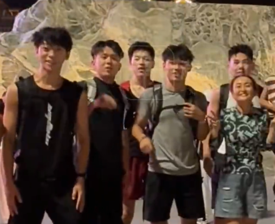 สองสาวจีน จ้างหนุ่มหล่อหลักแสน