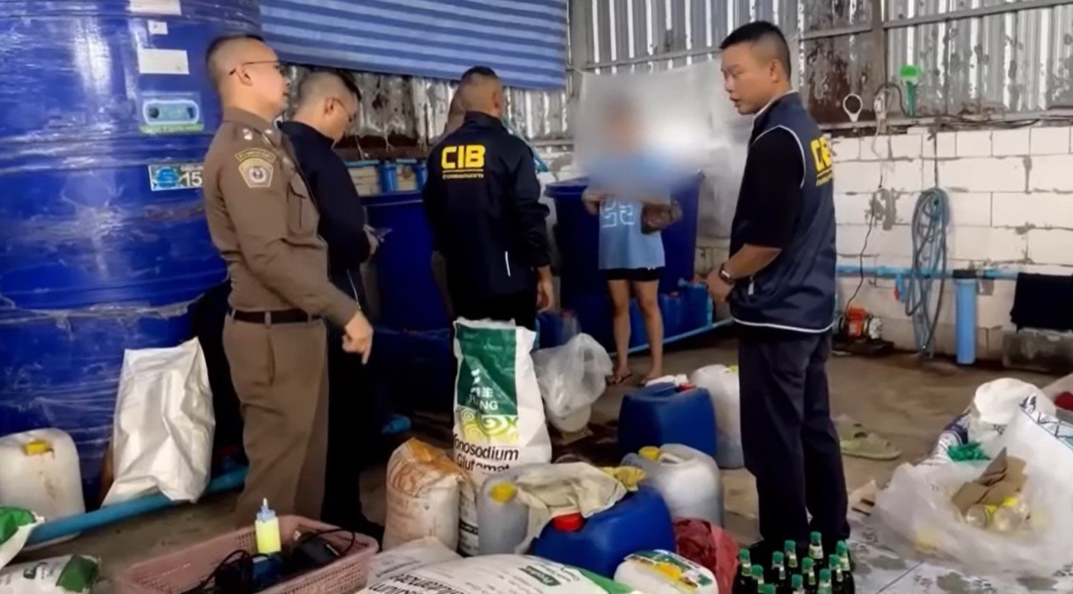เจ้าหน้าที่ตำรวจ CIB หรือ บก.ปอศ. กำลังตรวจยึดของกลางในโรงงาน