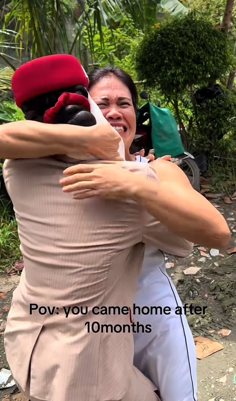 สุดซึ้ง! ลูกสาว เซอร์ไพรส์ แม่ สวมชุดแอร์โฮสเตสกลับบ้านในรอบ 10 เดือน-6