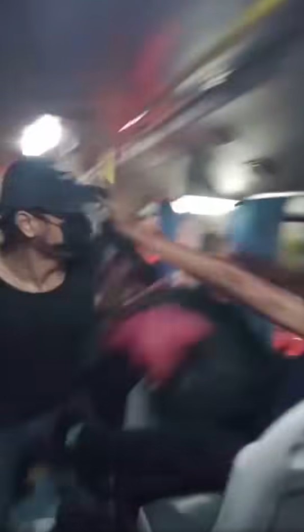 หนุ่ม ต่อย ผู้โดยสาร