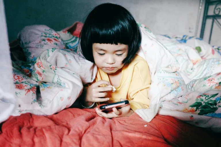 เด็กหญิงวัย 8 ขวบกำลังดูไลฟ์สด หรือภาพสตรีมเมอร์ที่ได้รับของขวัญ
