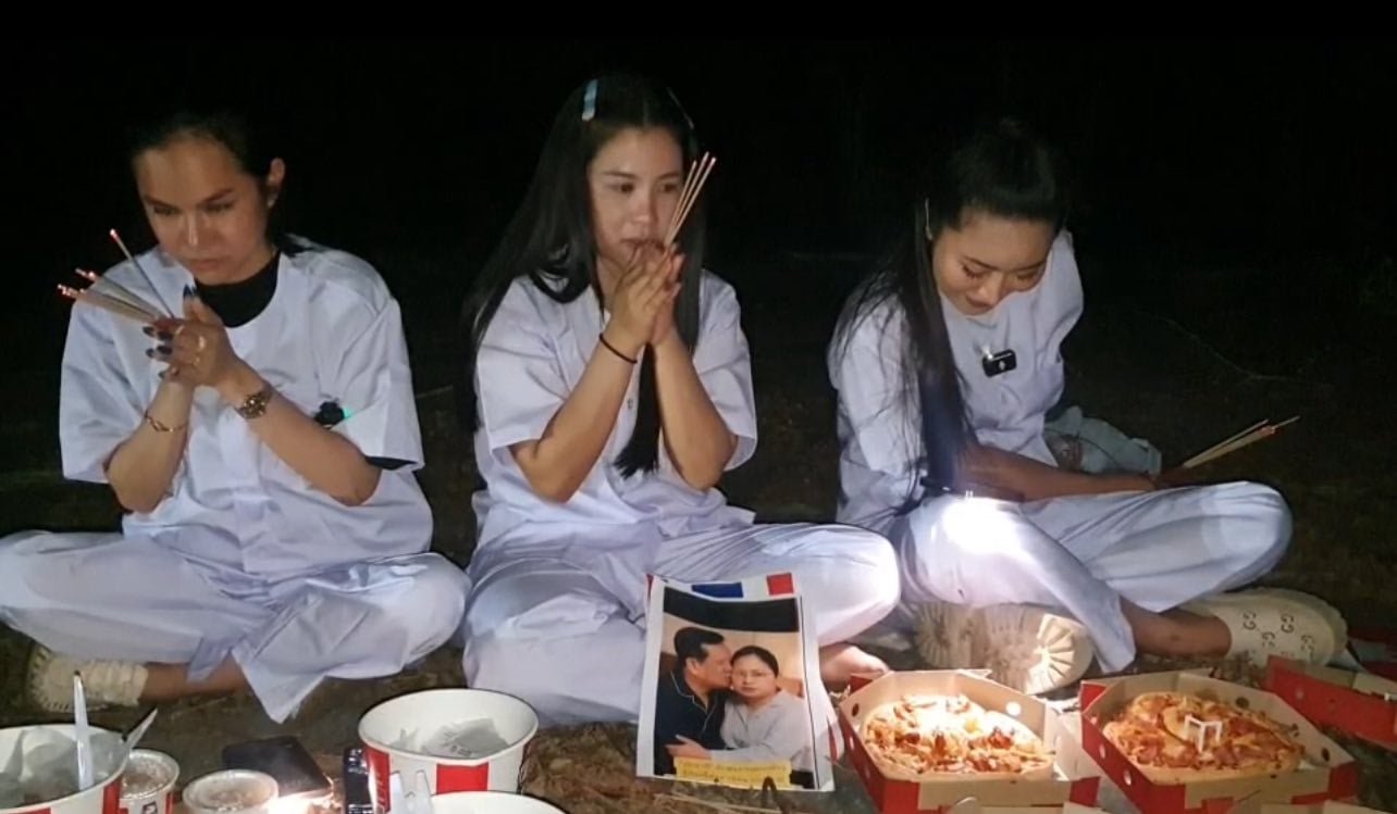 แม่น้ำหนึ่งและทีมงานทำพิธีที่สุสาน