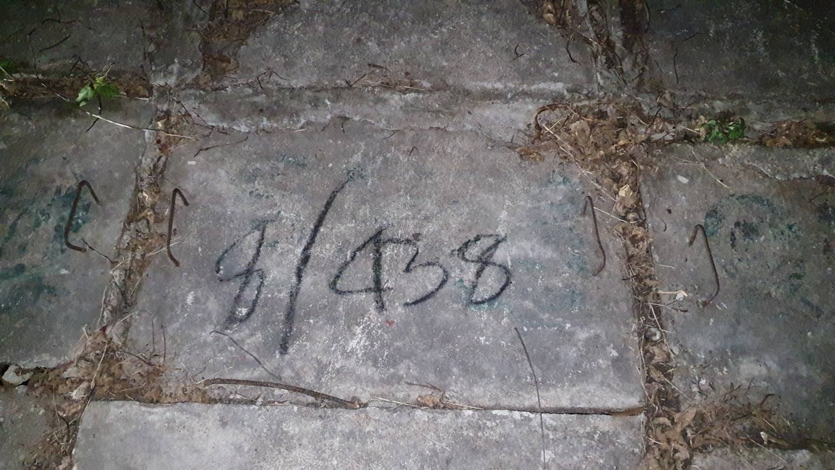 หลุมศพที่มีตัวเลข 1/492 และ 8/438