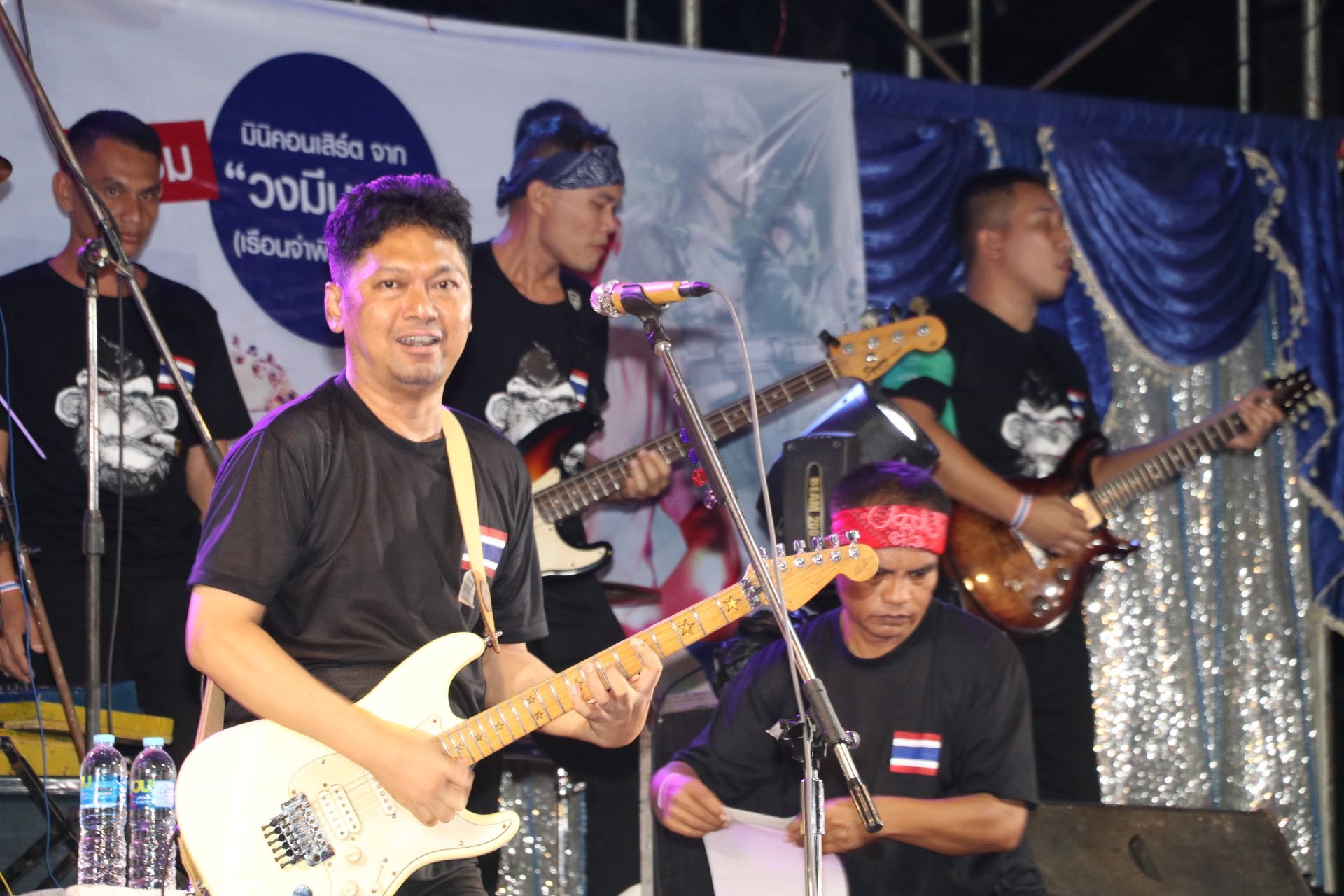 เสก โลโซ และวงมีนบุรี แสดงคอนเสิร์ตที่ศูนย์พักพิงสุรินทร์
