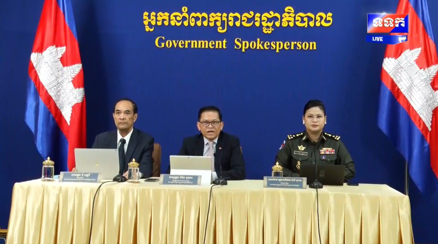 ชุม ซอนรี โฆษกกระทรวงการต่างประเทศกัมพูชา กำลังให้แถลงข่าว
