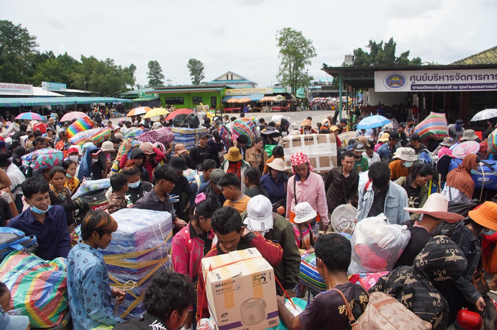 ประชาชนชาวกัมพูชาจำนวนมหาศาลกำลังเดินทางกลับประเทศที่ด่านบ้านแหลม