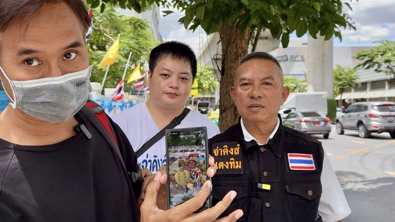 นายโต้ง โปรดิวเซอร์รายการทูเดย์โชว์ และจ่าคิงส์ ขณะยื่นเรื่องร้องเรียน